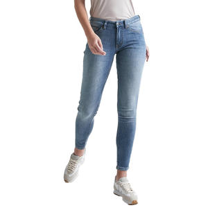Jeans en jean stylés pour les femmes qui apprécient la polyvalence des tenues de bureau décontractées aux tenues de nuit grâce aux tons neutres - Product Image 1