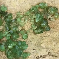 Spécimen minéral de grenat démantoïde naturel personnalisé pierre de cristal brut vert pour la décoration de la maison