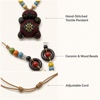 Collier Sachet Tortue en Brocart Zhuang Fait Main, Durable et Tendance, Style Ethnique, Perles en Bois et Céramique Mélangées, Textile Réglable