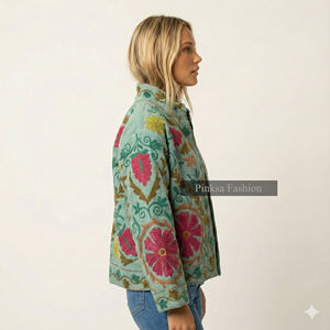Chaqueta de terciopelo de lujo para mujer, estilo suzani, tejida, ecológica, transpirable, resistente al viento, con bordado de inspiración vintage y motivos tropicales. - Product Image 3