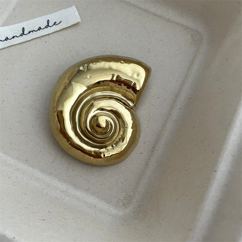 Broche conque dorée 7-5cm