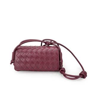 Bolso Bandolera de Cuero Genuino de Grano Completo – Marrón Caramelo con Tejido de Diamantes y Correa Anudada, Opciones Multicolor - Product Image 1