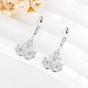 2025 colgante de cisne de amor delicado de alta calidad 14K cobre chapado en oro con incrustaciones de circón uso diario pendientes de latón joyería de mujer - Product Image 2