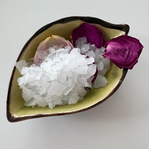 Flocons de chlorure de magnésium <span class=keywords><strong>Nigari</strong></span> de qualité industrielle alimentaire standard pour l'exportation, pour les produits de soja Natto japonais et les applications de déneigement - Product Image 3