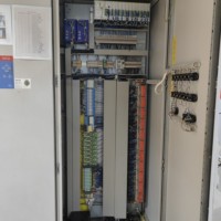 Gabinete de Control VFD Personalizado, Caja de Distribución Multi-Drive de 400A, IP55, Interfaz HMI con Bloqueo Híbrido para Automatización de Procesos Industriales