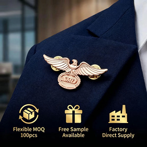 Épinglette d'aviation en métal premium avec logo personnalisé, ailes de pilote en relief 3D dorées, pour cadeau d'entreprise en gros - Product Image 5