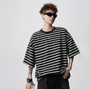 เสื้อยืดแขนสั้นสีดำขาว ทรงคลาสสิก ระบายอากาศ ซับเหงื่อ กระชับรูปร่าง สำหรับผู้ชาย ฤดูร้อน สไตล์อเมริกัน หนานุ่ม ทันสมัย - Product Image 6