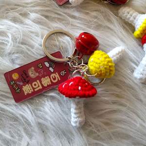 Llavero de Peluche de Hongo Tejido a Mano, Colgante de Campana, Hongo Amarillo y Rojo, Lindos Llaveros para Niñas, Regalo para Niños, Llavero de Hongo - Product Image 3