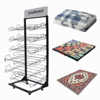 Présentoir métallique multi-niveaux incliné sur pied pour couvertures, tapis, édredons, tapis de sol, avec roulettes amovibles, mobile et personnalisable pour textiles