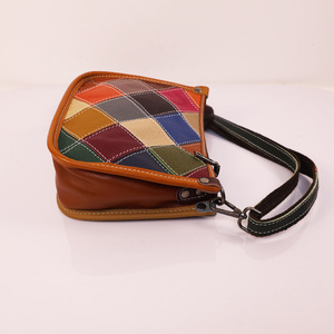 <span class=keywords><strong>Borsa</strong></span> a <span class=keywords><strong>Tracolla</strong></span> Vintage in Vera Pelle Fatta a Mano per Donna, <span class=keywords><strong>Motivi</strong></span> Geometrici Floreali Colorati con Patchwork e Colori Contrastanti - Product Image 4