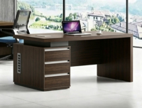 Bureau de travail moderne et tendance en bois, avec aménagement flexible, montage facile, plateau large et plat, et armoire à dossiers mobile amovible.