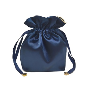Pochette à cordon en satin double couche anti-poussière avec logo personnalisé pour le rangement de la lingerie et l'emballage de cosmétiques - Product Image 1