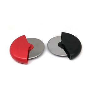 Rvs Ronde Wiel Snijmes Voor <span class=keywords><strong>Pizza</strong></span> Met Deksel <span class=keywords><strong>Roulette</strong></span> Roller Deeg <span class=keywords><strong>Pizza</strong></span> Slicer Cutter Bakken Accessoires Gereedschap - Product Image 1