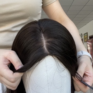 Perruque de cheveux humains Remy européens bruns naturels de qualité supérieure-<span class=keywords><strong>5</strong></span>*<span class=keywords><strong>5</strong></span>/4*4 Perruque de base en soie, conception sans colle avec effet de cuir chevelu réel - Product Image 1