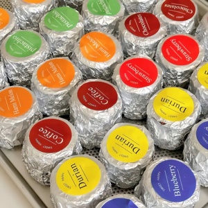 สติกเกอร์กันน้ำพิมพ์ UV แบบกำหนดเองได้ ทนทาน ตัดตามแบบ โลโก้สีสันสดใส ฉลาก PET ความหนืดสูง สำหรับงานฝีมือเทียน - Product Image 3