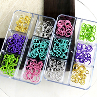 Boîte à 6 compartiments perforée pour accessoires de nail art circulaires, anneaux circulaires colorés, rivets métalliques, décorations DIY pour ongles en diamant