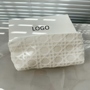 Sac de maquillage en tissu éponge léger, doux au toucher et à excellente absorption d'eau - Product Image 1