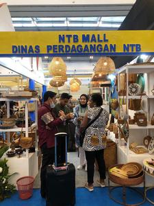 Venta al por mayor Lombok clásico tejido a mano Ketak mimbre artesanía tradicional Indonesia cesta tejida arte hombro sauce Picnic paja - Product Image 5