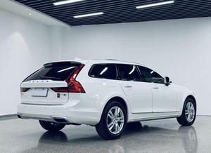 Auto Usata 2019 <span class=keywords><strong>Volvo</strong></span> V90 <span class=keywords><strong>Cross</strong></span> <span class=keywords><strong>Country</strong></span> T5 AWD, Station Wagon di Lusso Usata, Guida a Sinistra, Automatica, Robusta e High-Tech, 254 CV, 350 Nm - Product Image 3