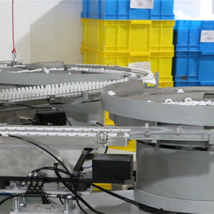 Fabricante de bomba de <span class=keywords><strong>pistola</strong></span> cuadrada Máquina de ensamblaje de tapa superior de disco Máquina de Ensamblaje automático de botellas cosméticas - Product Image 6