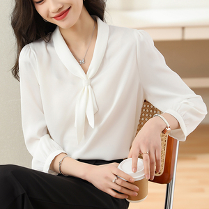 Camicette da donna in <span class=keywords><strong>raso</strong></span> con scollo a V a maniche lunghe bianche stile coreano per ufficio, taglie forti, all'ingrosso 2026 - Product Image 2