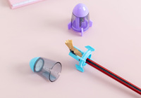 Taille-crayon créatif en forme de fusée de dessin animé avec un trou unique et gomme intégrée, idéal pour les cadeaux de papeterie des étudiants
