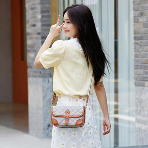 Sac bandoulière carré tendance brodé motif losanges avec fermeture éclair et lettres colorées - Product Image 2