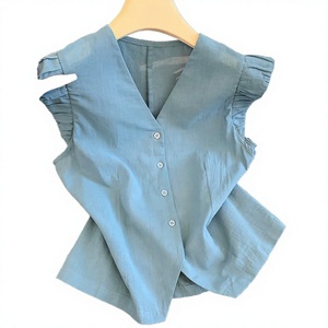Blusa sin mangas con cuello en V de lino para mujer, con mangas fruncidas y botones, top informal de primavera y verano, color liso, corte regular - Product Image 3