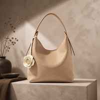 Sac Hobo Souple en Cuir PU Grainé Tan avec Breloque Rose – Luxe, Élégance Bohème, Tendance Quotidienne Chic pour Femme – Sac à Main Personnalisable OEM
