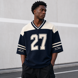 Pull en tricot style jersey rétro marine, rayé, sportif, vintage, mode universitaire - Product Image 1