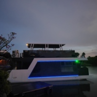 Bateau-maison flottant en aluminium de 12 m avec bar, barbecue et cuisine climatisée, idéal pour la location ou comme restaurant aquatique.