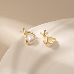 Boucles d'oreilles clous en perles françaises, design géométrique, bijoux élégants pour femmes, accessoire de mode - Product Image 2