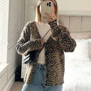 Cardigan en tricot doux pour femmes à col en V et imprimé léopard européen américain rétro nouveau pull décontracté d'hiver avec logo sur le devant - Product Image 6