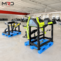 Máquina de Press de Pecho Inclinado con Carga de Discos de Acero y Características de Seguridad para Entrenamiento de Fuerza de Pectorales y Hombros en Gimnasios y Clubes de Fitness