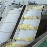 Máquina Automática de Alimentación de Pastel de Fideos Instantáneos Sincronizada con Máquina Tapadora 280 piezas/min Alta Precisión para Línea de Fideos en Tazón
