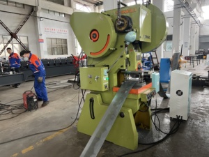 Línea de Producción de Lamas para Puertas Enrollables Europe Cortinas & <span class=keywords><strong>Tiran</strong></span> Plana, Dos Perfiles, Acero Galvanizado Perforado, Línea de Punzonado de 25T - Product Image 1