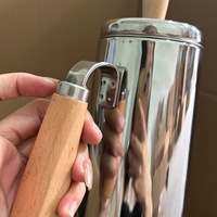 Pot à huile en acier inoxydable avec poignée en bois, filtre à huile intégré, design moderne et minimaliste pour la filtration de l'huile domestique