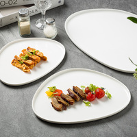 Assiette à dîner triangulaire irrégulière minimaliste en céramique blanche, plat de service moderne pour steak, restaurant, mariage et repas à domicile