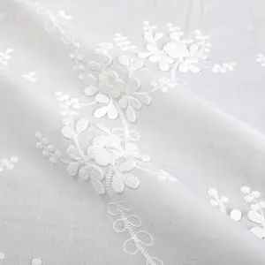 Tecido bordado branco de algodão 3D pesado para vestido com desenho de flores personalizado por atacado