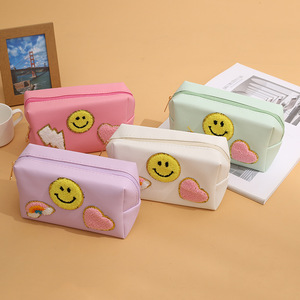 Bolsa <span class=keywords><strong>de</strong></span> Maquillaje Impermeable <span class=keywords><strong>de</strong></span> Cuero PU a la Moda con Cierre <span class=keywords><strong>de</strong></span> Cremallera y Letras Rosadas con Diseño <span class=keywords><strong>de</strong></span> Sonrisa, Bolsa <span class=keywords><strong>de</strong></span> Cosméticos - Product Image 1