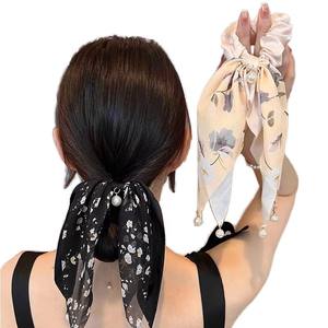 Élastiques à cheveux élégants et colorés à imprimé nœud, longs et ondulés, avec pendentif perle pour femmes, en tissu durable - Product Image 1