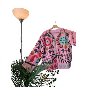 Veste unisexe rose brodée de fleurs Suzani, manches longues, col rond, longueur normale, en coton fait main, style printemps - Product Image 1