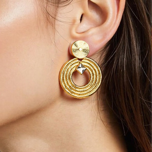 Pendientes de Aro Geométricos Dorados con Diamante de Corte Princesa, Pendientes de Acero Inoxidable para Uso Diario de Mujer, EH12069 - Product Image 3