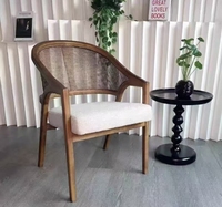 Fauteuil en bois de chêne massif avec dossier en rotin de style nordique et cannage français pour restaurant et café
