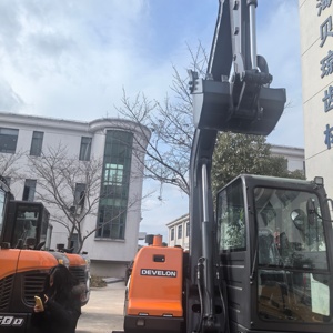 Miniexcavadora Develon DX80D Naranja y Negra sobre Orugas, Equipo de Construcción de 80 Toneladas con Motor - Product Image 4