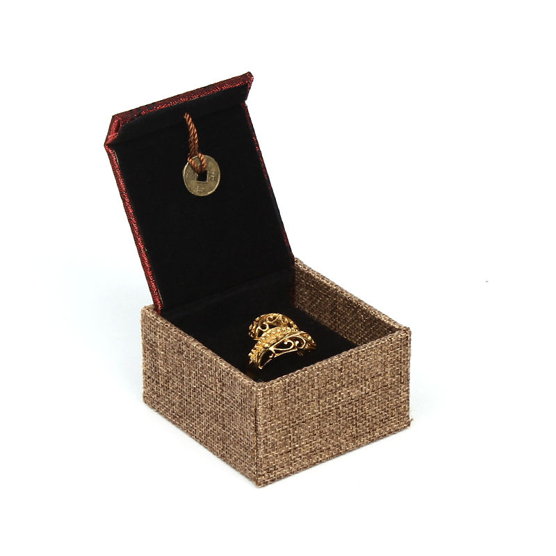 กล่องแหวนสีแดง