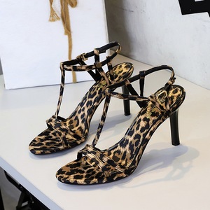 Sandales à talons aiguilles pour femmes 2026, style <span class=keywords><strong>T</strong></span>-strap, imprimé léopard métallisé, argent et noir, pour soirée - Product Image 3