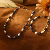 Ensemble collier et bracelet élégant de style bohème avec perles d'eau douce et copeaux de grenat rouge, idéal pour les fêtes, les rendez-vous et les tenues décontractées