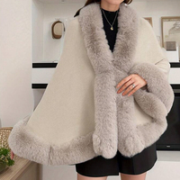 Poncho court sans manches en maille fine unie pour femme avec bordure en fausse fourrure moelleuse et fermeture à crochet – Collection Automne Hiver