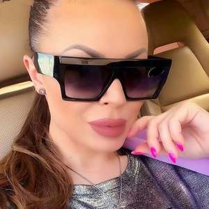 Lunettes de soleil carrées surdimensionnées noires rétro pour femmes avec logo personnalisé, protection UV400 - Product Image 2